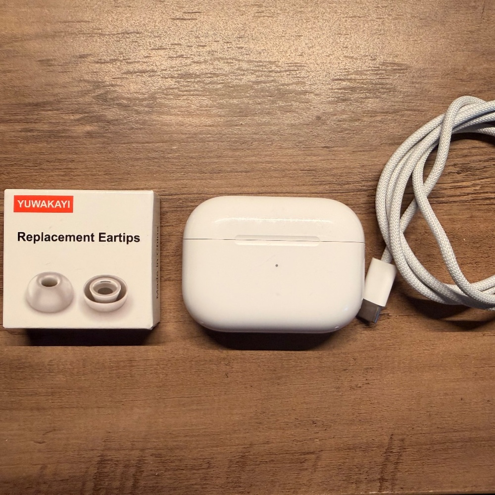 Apple White Earbud Headphones with Charging Case